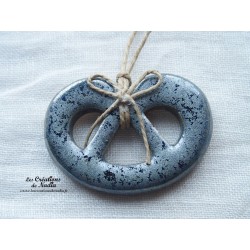 Mini bretzel en céramique, couleur bleu gris métal