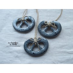 Mini bretzel en céramique, couleur bleu gris métal