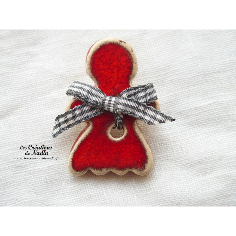 Pin's Maïdela en céramique couleur rouge