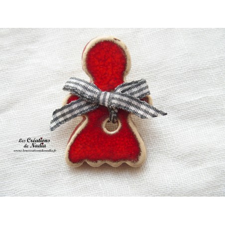 Pin's Maïdela en céramique couleur rouge