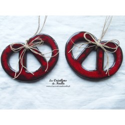 Grande bretzel en céramique, couleur rouge pomme d'amour