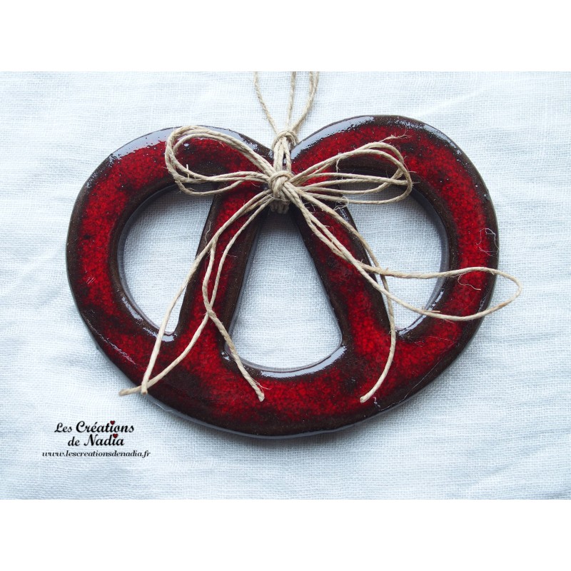 Grande bretzel en céramique, couleur rouge pomme d'amour