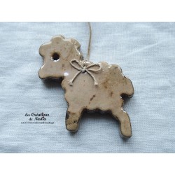 Agneau, Lammele, en céramique à suspendre, couleur marron glacé