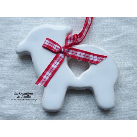 Mouton en céramique à suspendre de couleur blanc