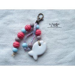 Grigri bijoux de sac ou porte clef avec un poisson blanc