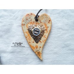 Coeur allongé en céramique couleur pain d'épice et bleu ré haussé à l'or fin, à suspendre