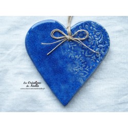 Coeur Liesel bleu outremer, impression damassé,  en céramique, à accrocher