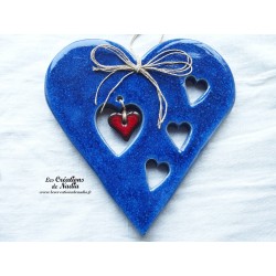 Coeur Hansi bleu outremer en poterie à suspendre