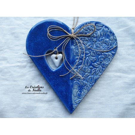 Coeur en céramique Hansi bleu outremer, impression anémones, à suspendre