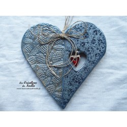 Coeur en faïence couleur bleu gris métal, impression pommes de pin, à suspendre