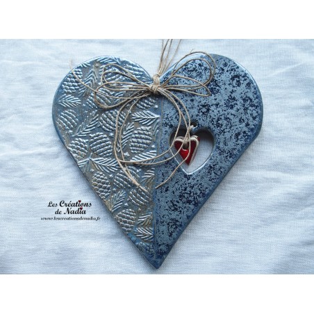 Coeur en faïence couleur bleu gris métal, impression pommes de pin, à suspendre