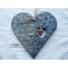Coeur en faïence couleur bleu gris métal, impression pommes de pin, à suspendre