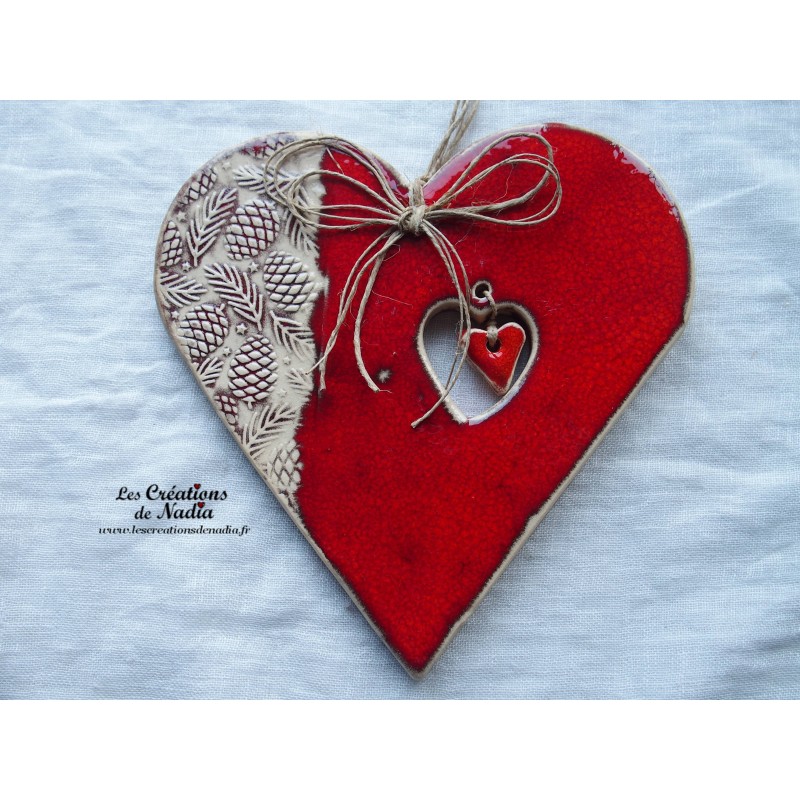 Coeur Hansi couleur rot und wiss , impression pommes de pin, en céramique à suspendre