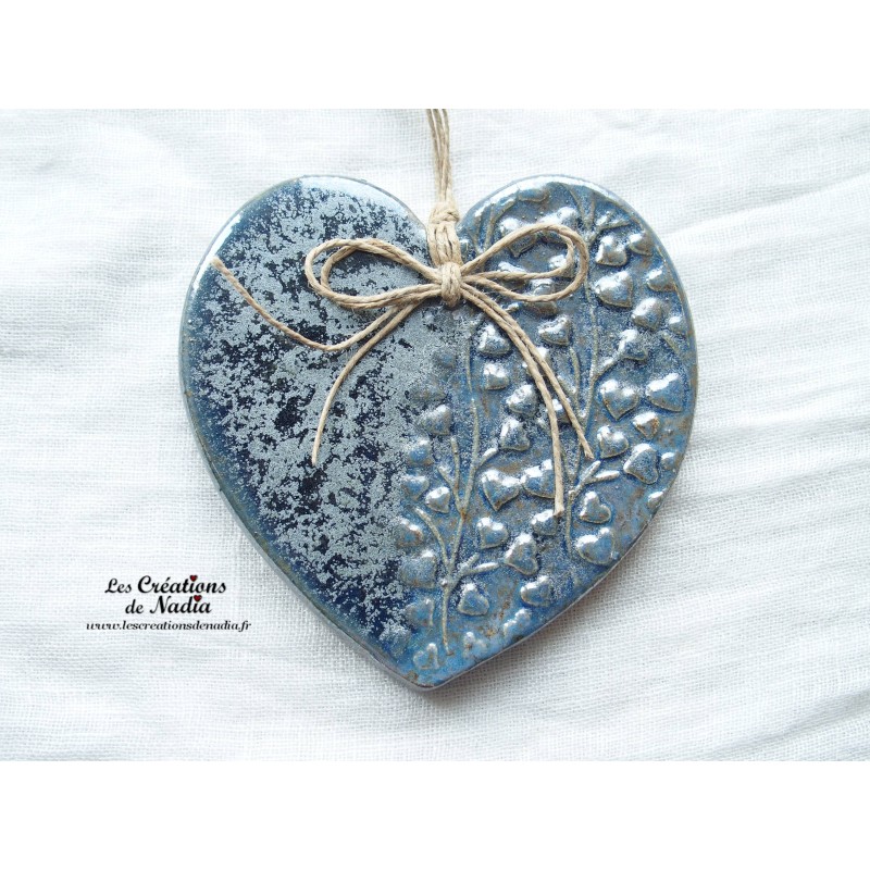 Coeur Augustine en poterie, couleur bleu gauloise, impression "Rimbambelle de coeurs", à accrocher