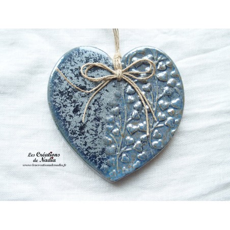 Coeur Augustine en poterie, couleur bleu gauloise, impression "Rimbambelle de coeurs", à accrocher