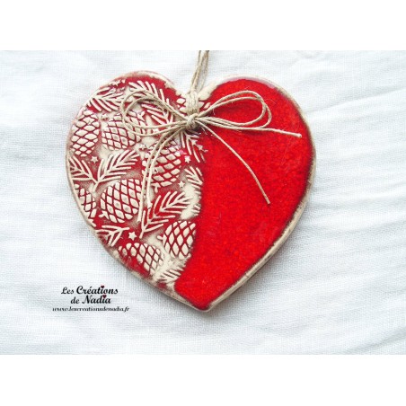 Coeur Augustine couleur rot und wiss, impressions pommes de pin, en céramique, à suspendre