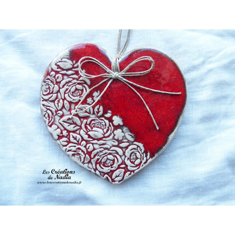 Coeur Augustine rot und wiss, impression roses anciennes,  en poterie, à suspendre