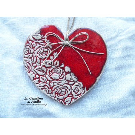 Coeur Augustine rot und wiss, impression roses anciennes,  en poterie, à suspendre