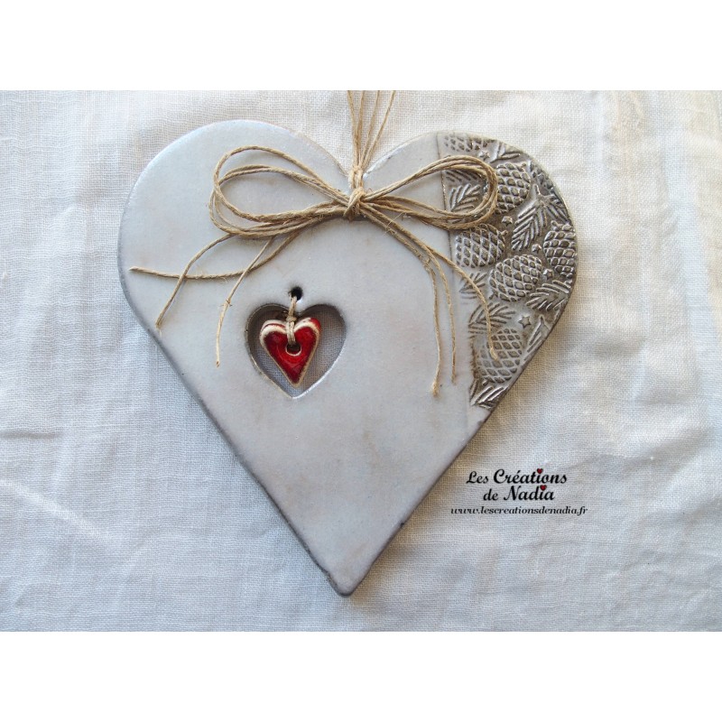Coeur Hansi en céramique, couleur marron givré, impression pommes de pin