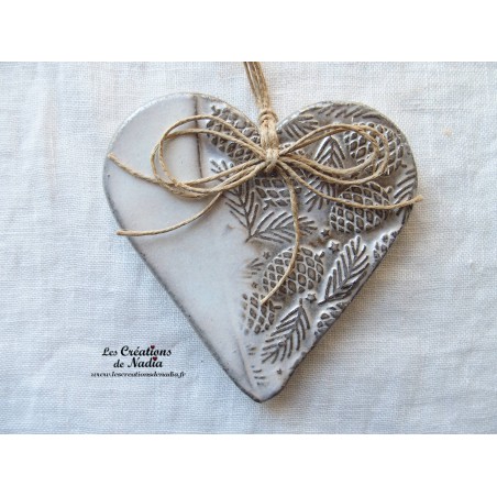 Coeur Liesel marron givré, impression pommes de pin, en poterie, à suspendre