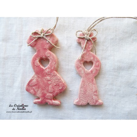 Petit couple d'Alsacien en céramique, couleur rose, à suspendre