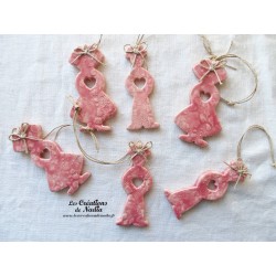 Petit couple d'Alsacien en céramique, couleur rose, à suspendre