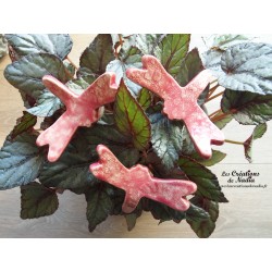 Libellule couleur rose sur pic pour les jardinières et jardins