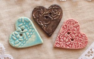 boutons coeur en faïence