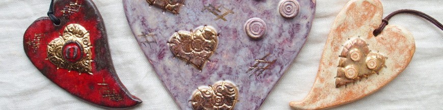 Coeurs en céramique faïence émaillée ré haussés à  l'or fin, fabrication  artisanale d'Alsace